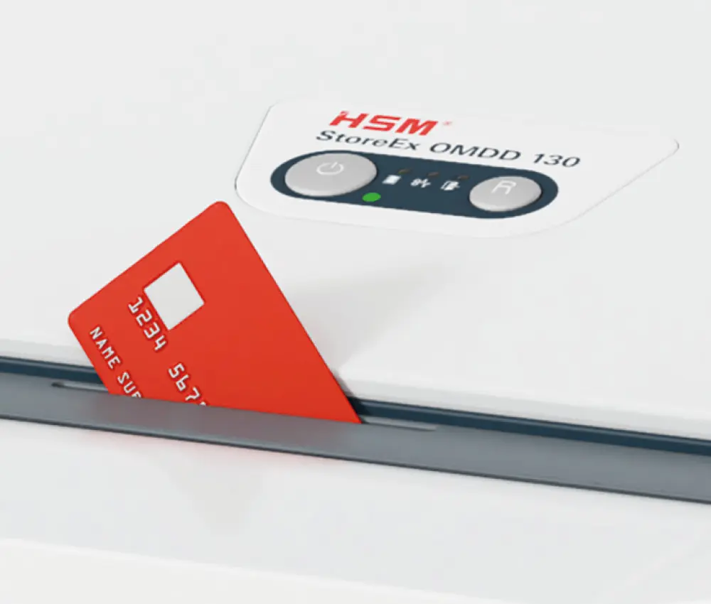 Tarjeta introducida en la ranura de destrucción de la destructora HSM OMDD 130