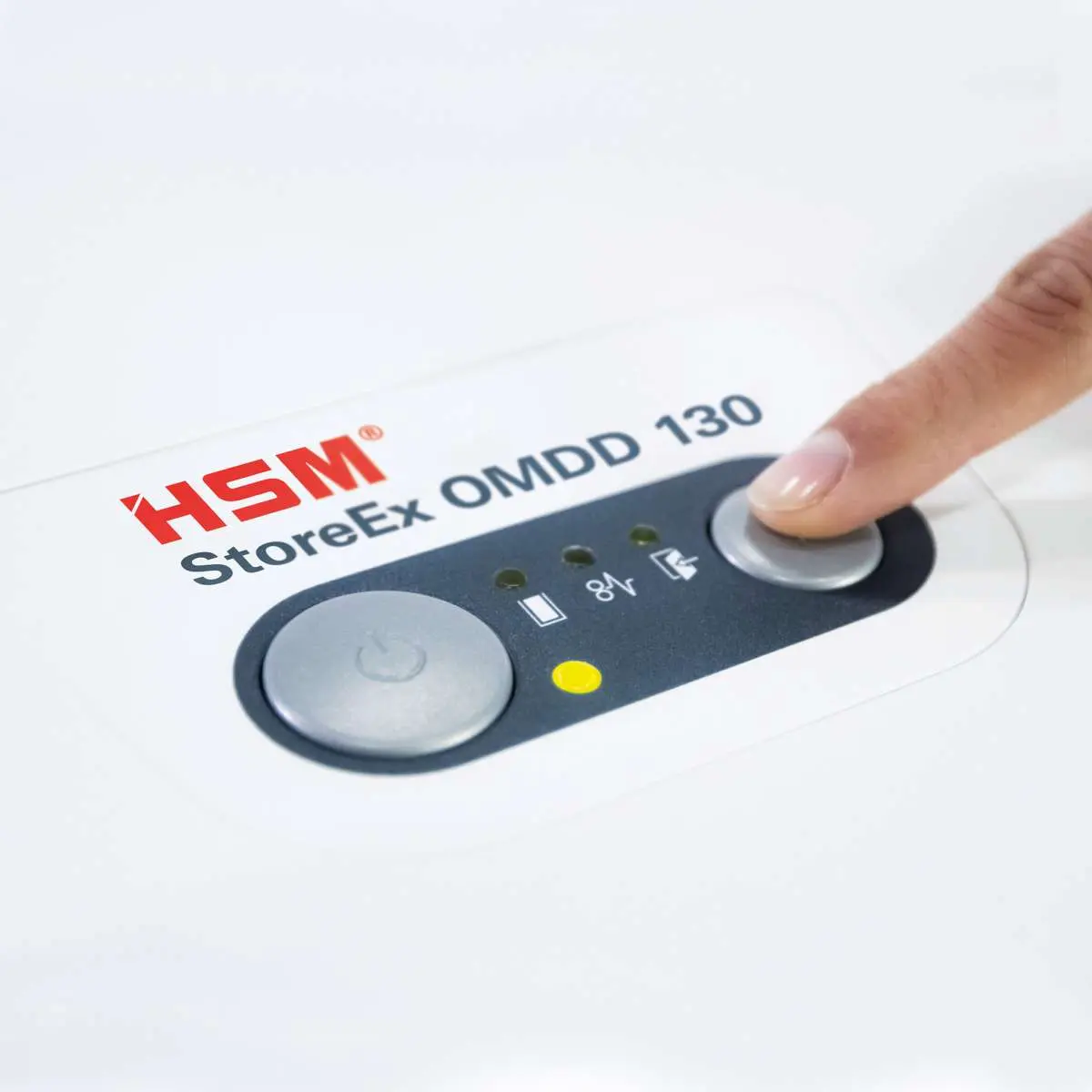 Dedo pulsando el panel de control de la destructora HSM OMDD 130