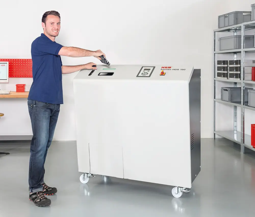 Operario usando la destructora de discos duros HSM HDS 150