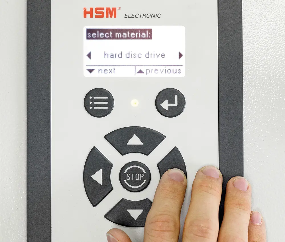Mano seleccionando el tipo de material en el panel electrónico de la HSM HDS 150