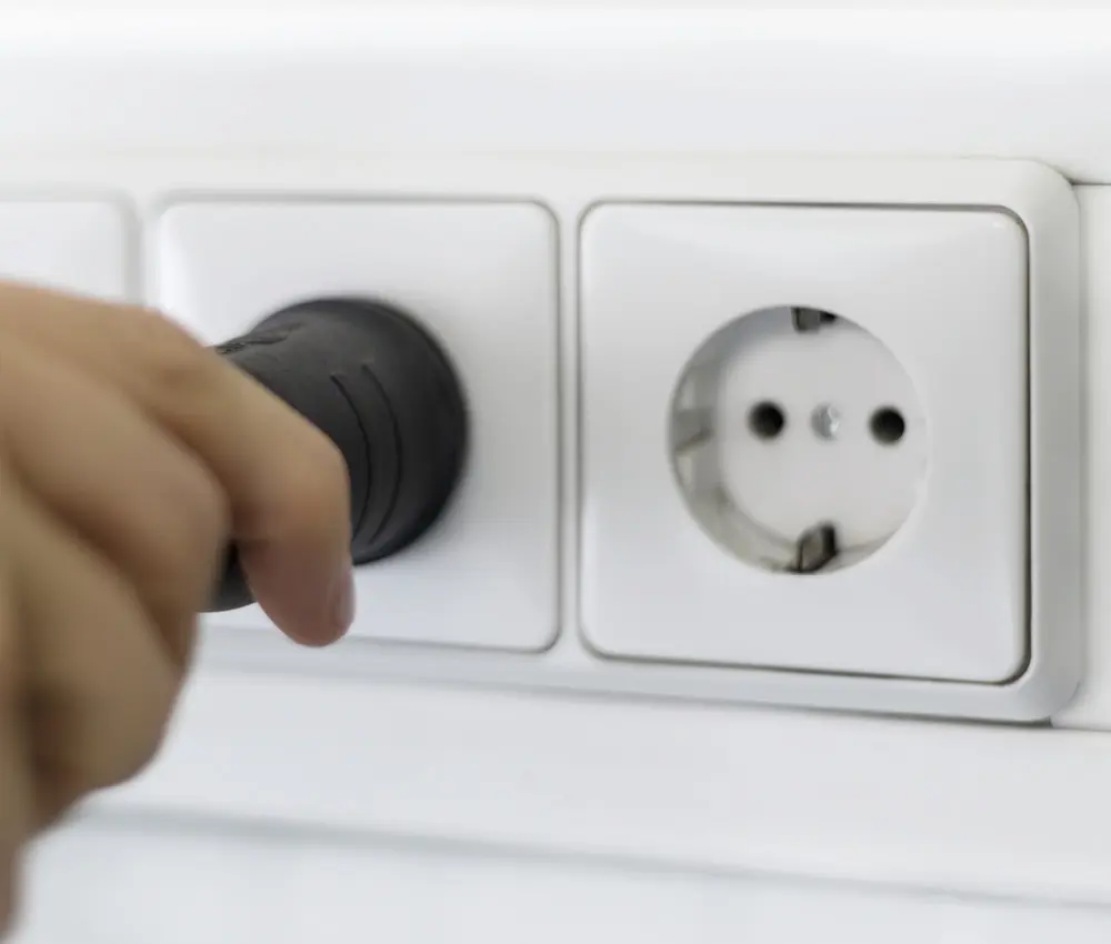 Conexión del enchufe a una toma eléctrica monofásica