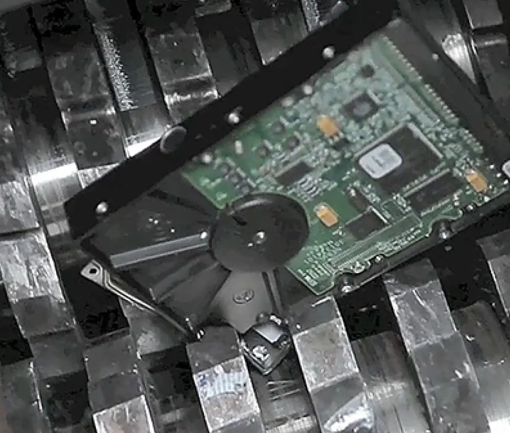 Cuchillas destruyendo un disco duro en la HSM HDS 150