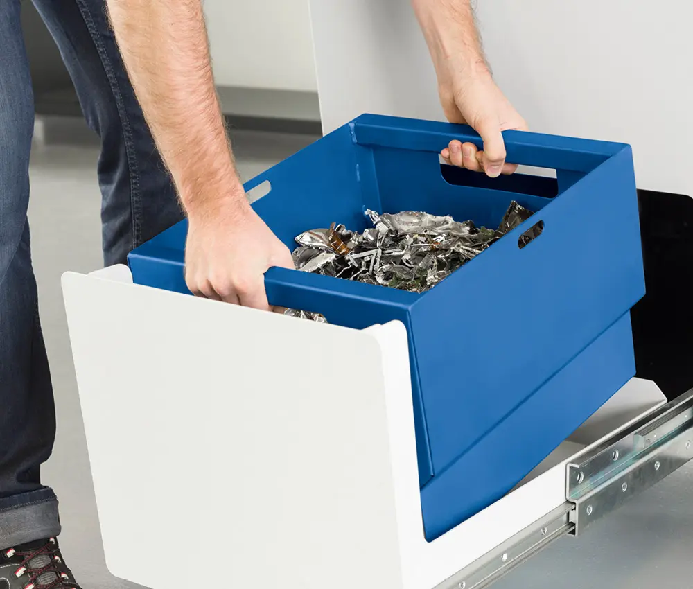 Recipiente extraíble con restos de discos duros triturados