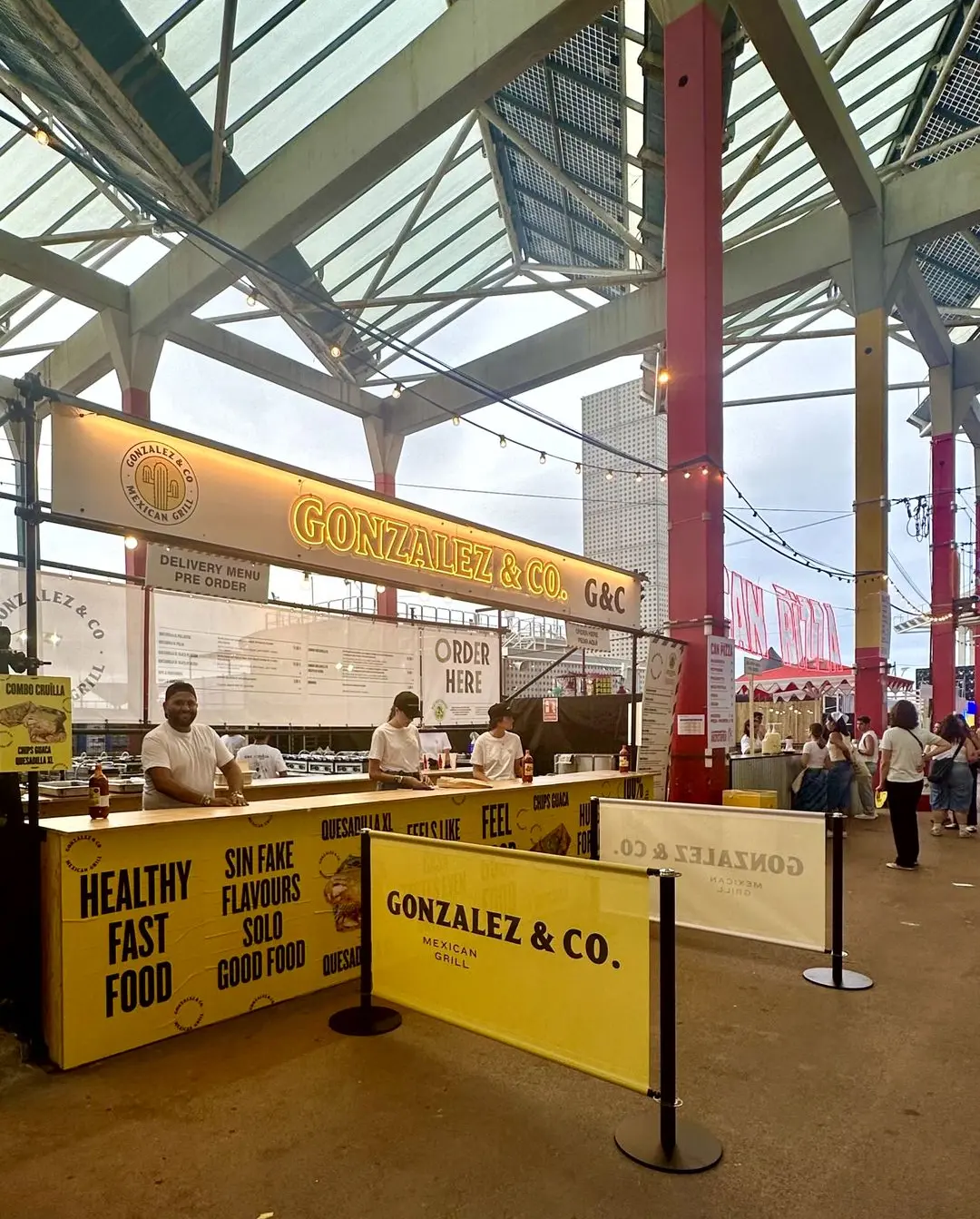 Postes con lona amarilla personalizada con logo para puesto de tacos