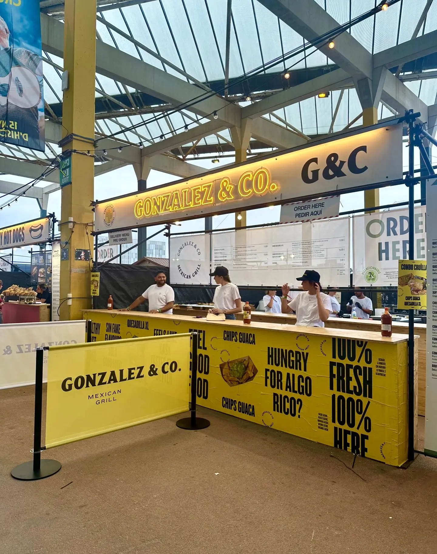 Postes con lona amarilla personalizada con logo para puesto de tacos