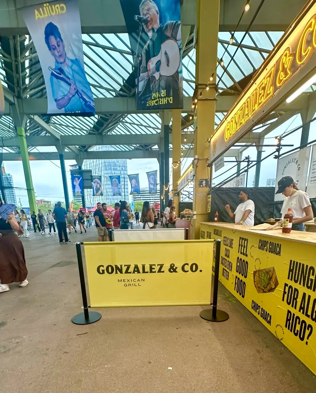 Postes con lona amarilla personalizada con logo para puesto de tacos