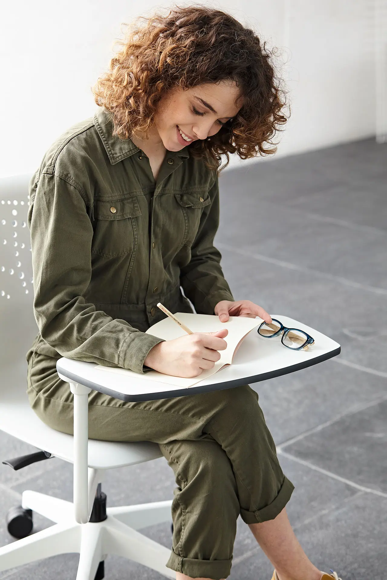 Mujer escribiendo en pala abatible