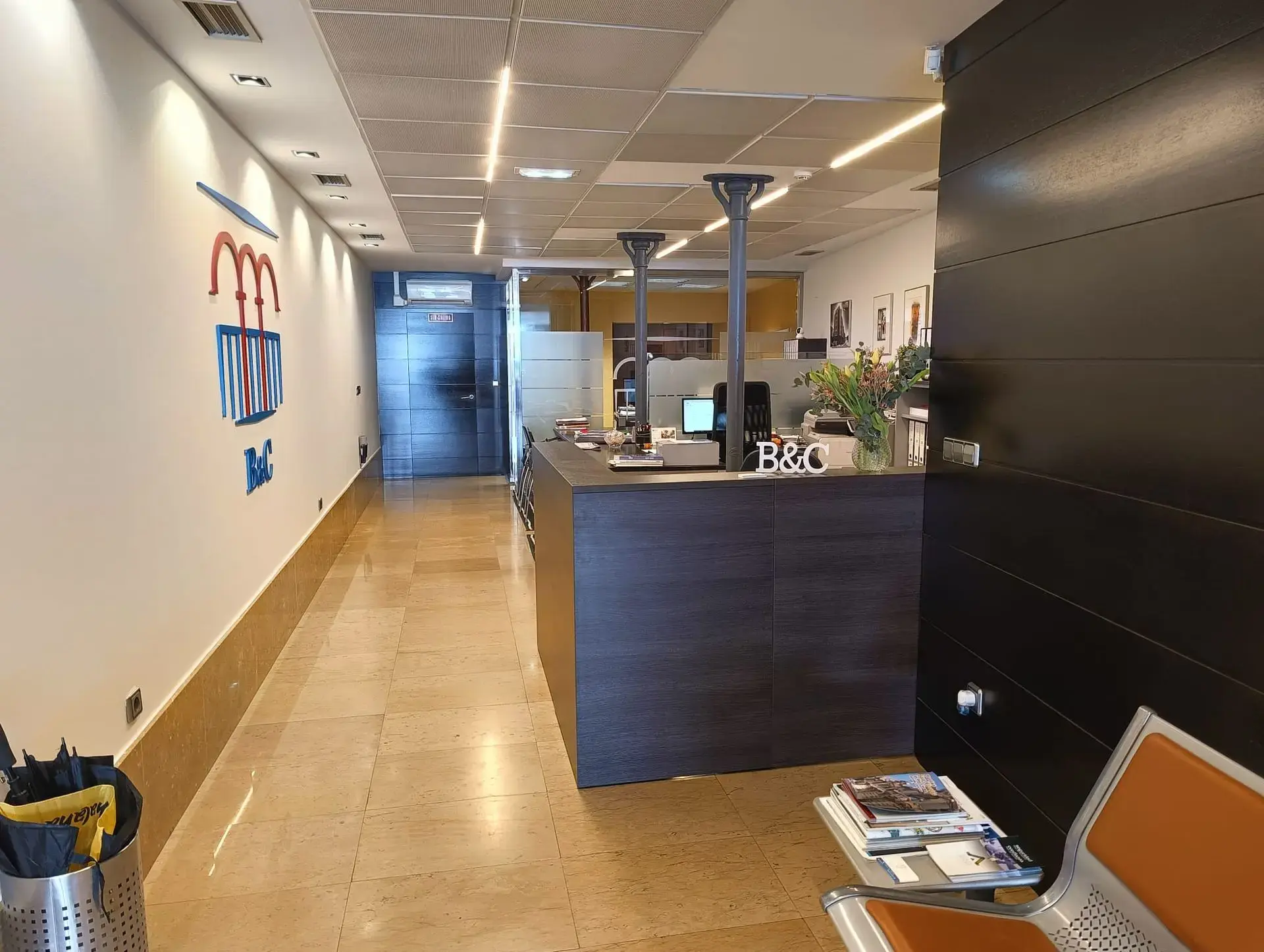 Mostrador Ofimat en B&C visto al entrar en recepción