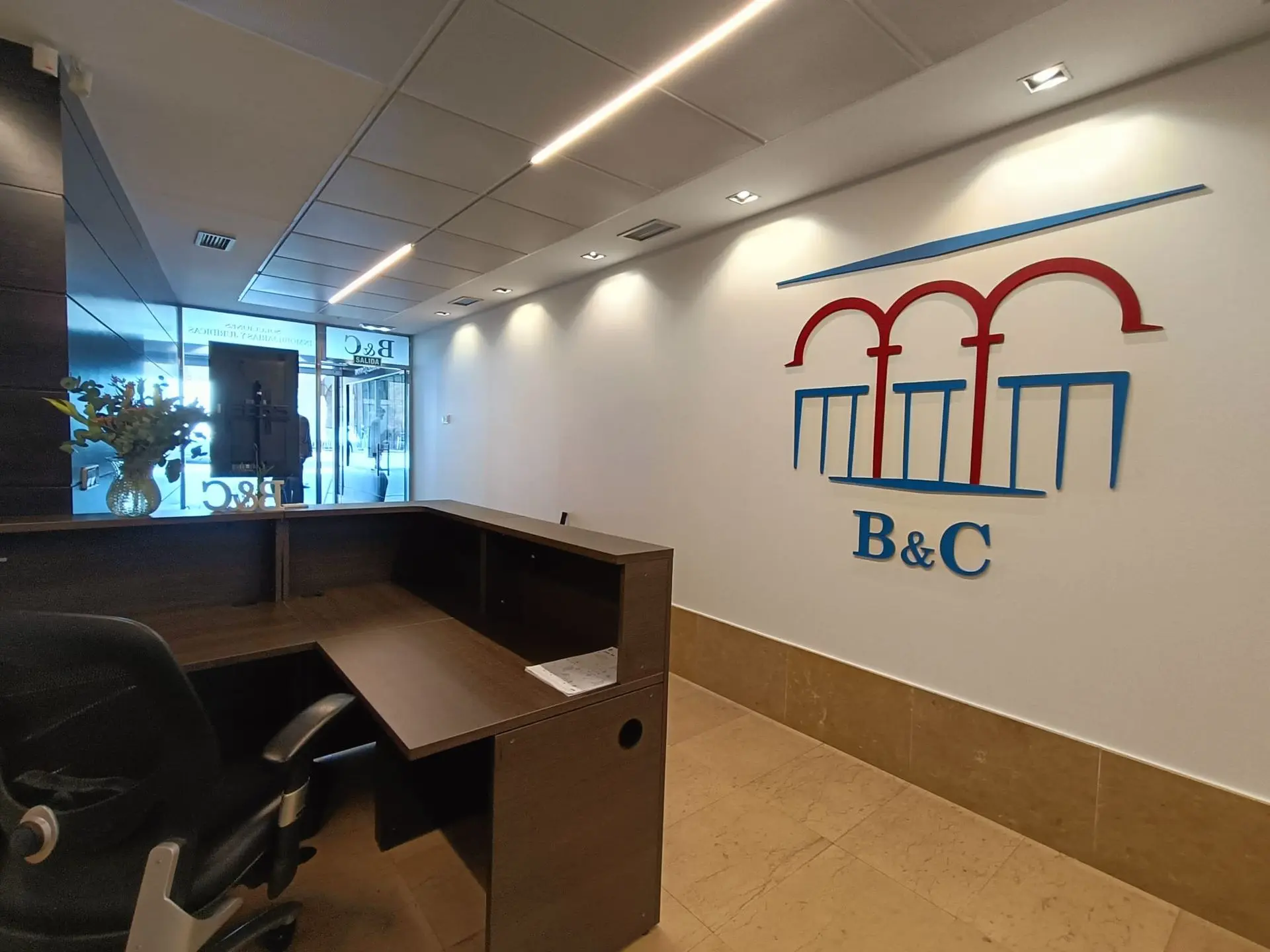 Mostrador Ofimat en B&C visto desde el recepcionista