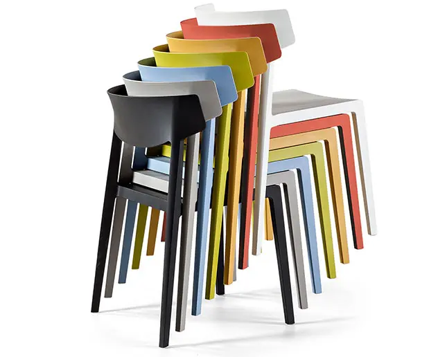 7 sillas Wing apiladas