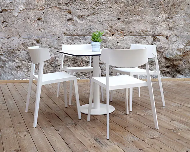 Sillas Wing blancas en entorno de hostelería