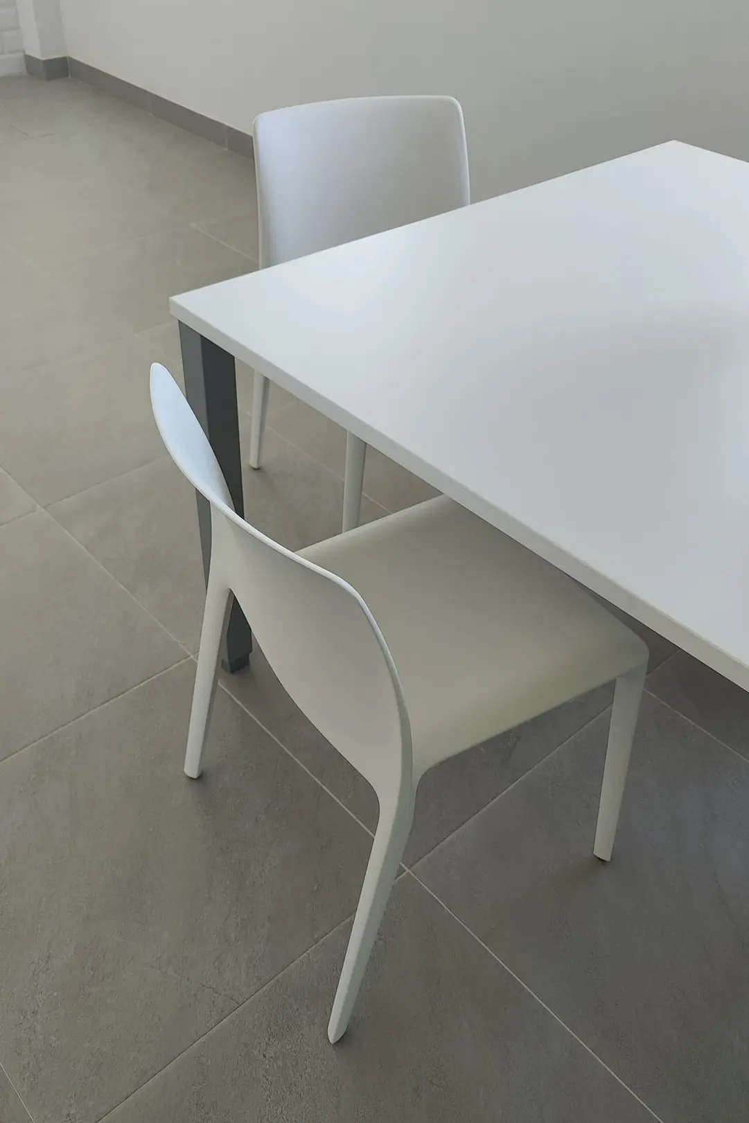 Silla y mesa de reunión