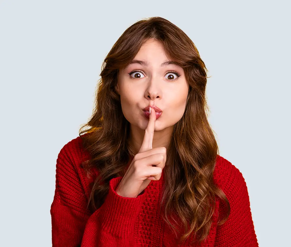 Mujer haciendo gesto de silencio