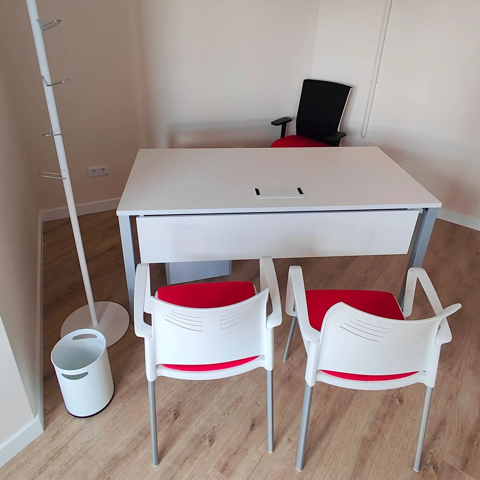 Despacho con mesa, sillas y papelera