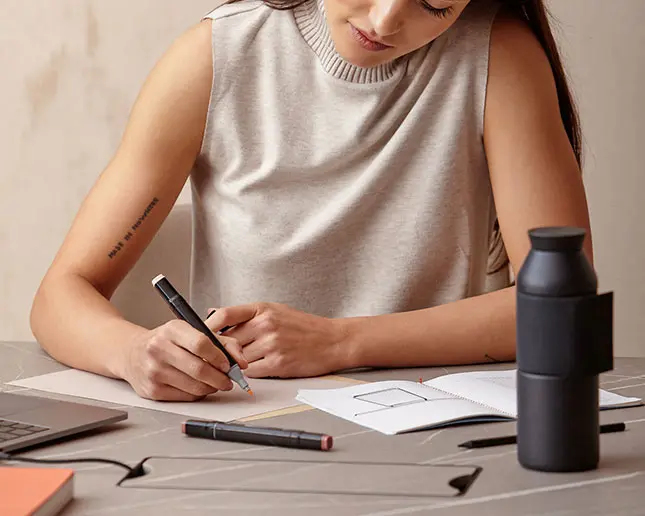 Detalle tablero efecto mármol Marmo Olimpo mesa redonda de diseño