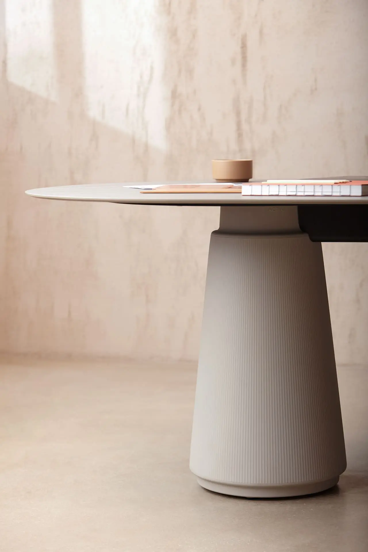 Mesa Dorik de reunión