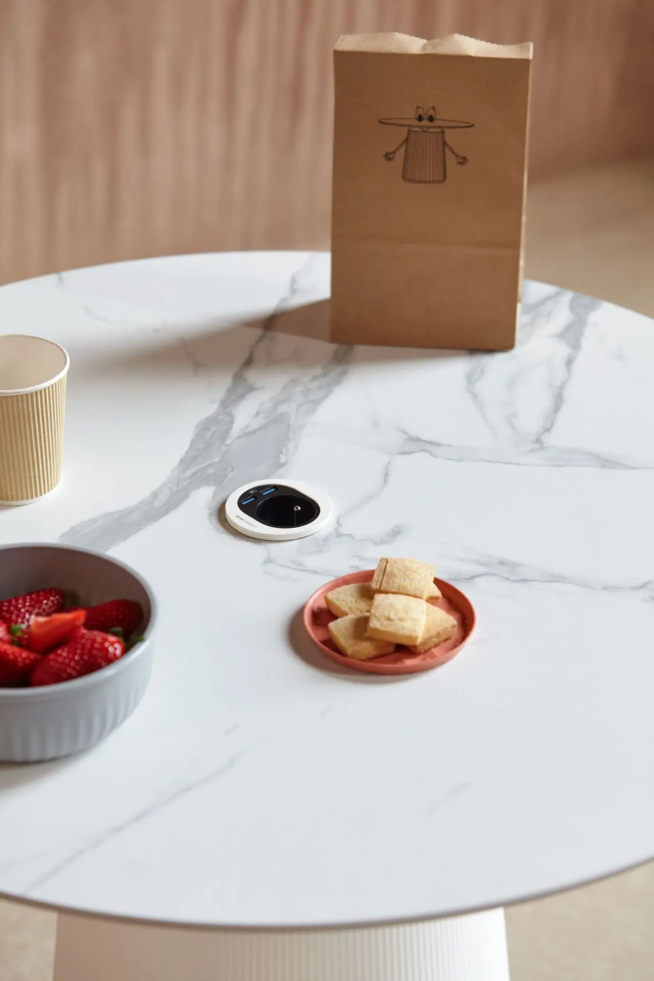 Mesa Dorik en tonos claros