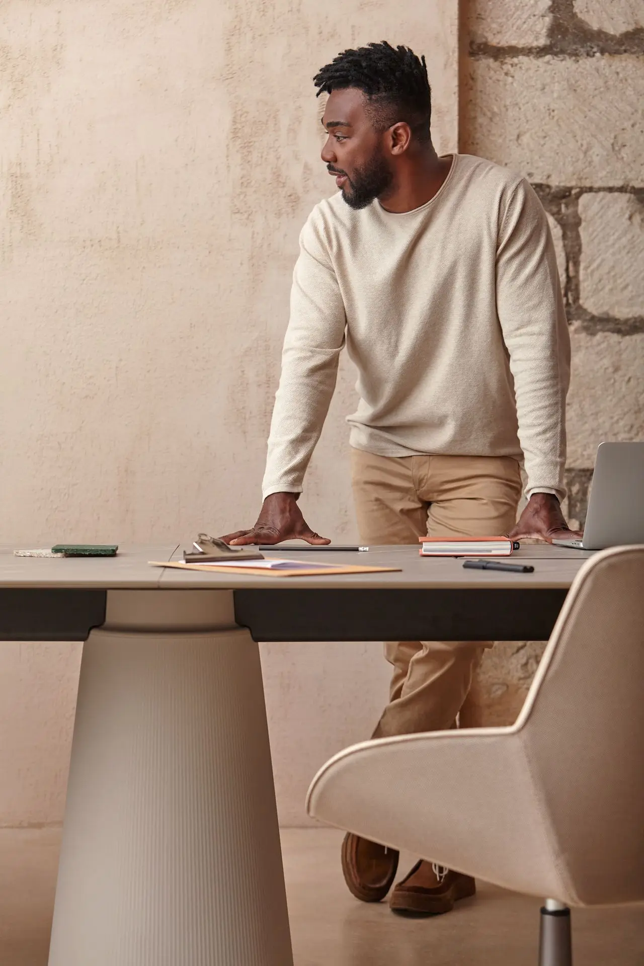 Mesa Dorik en sala de reuniones