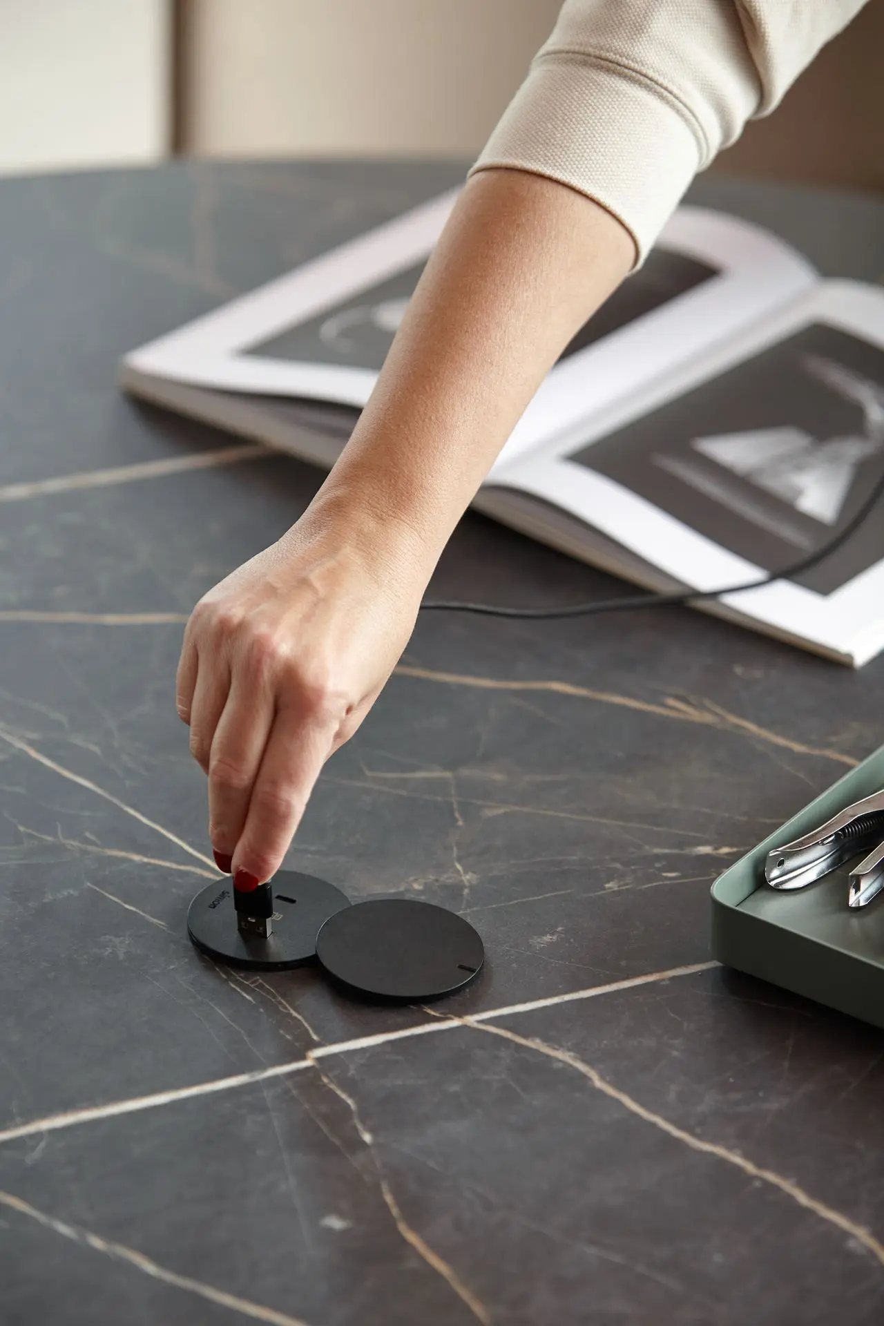 Mesa Dorik con electrificación