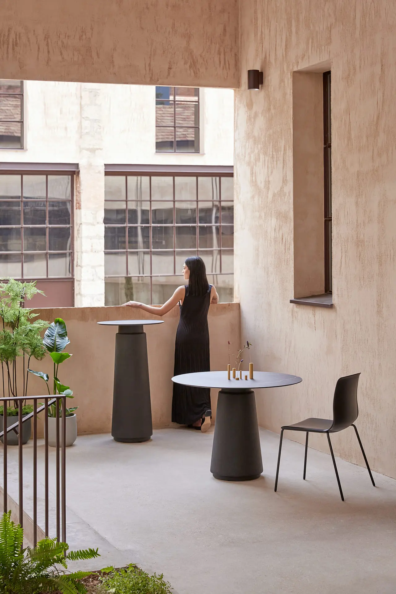 Mesa Dorik en espacio elegante