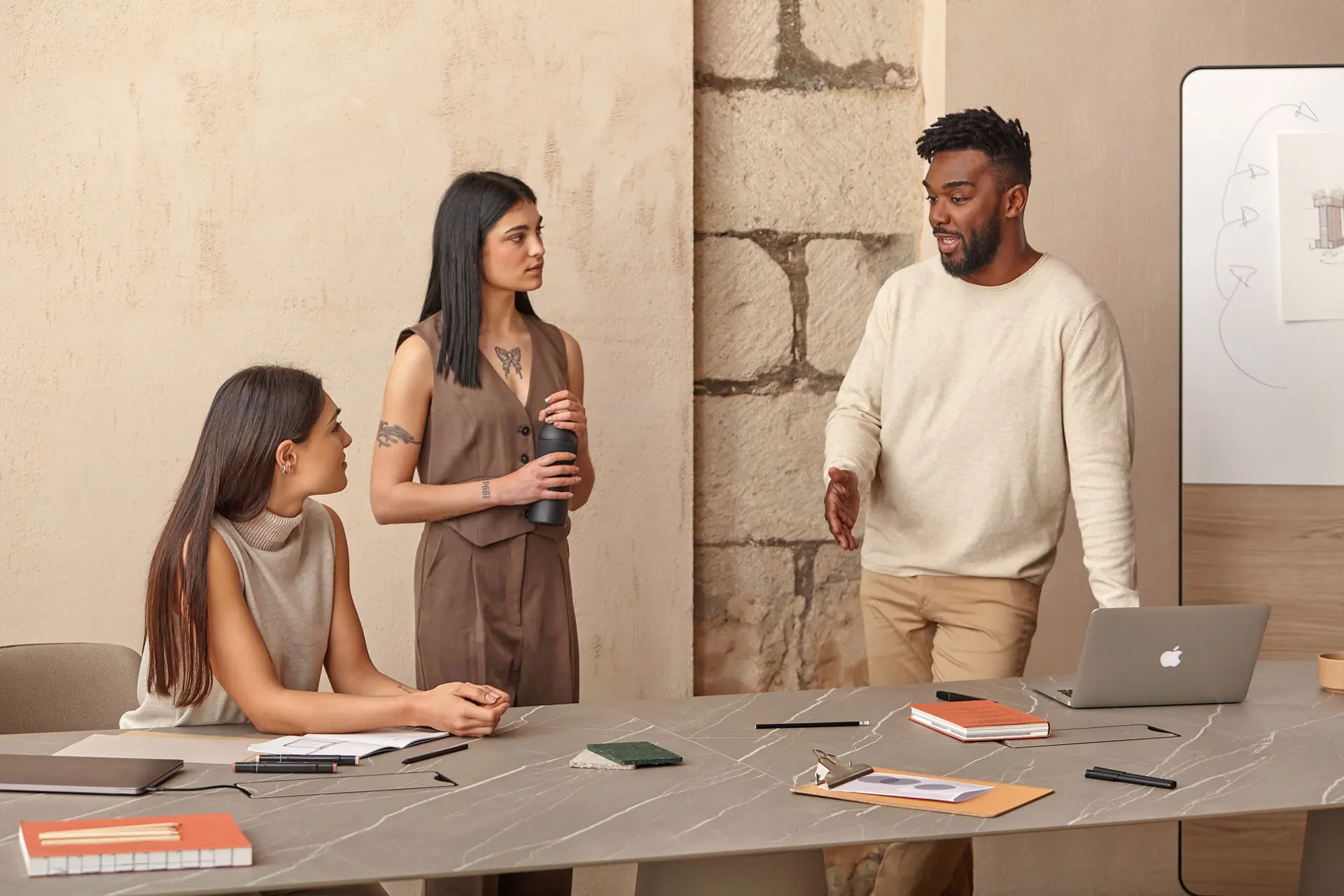 Jóvenes emprendedores reunidos