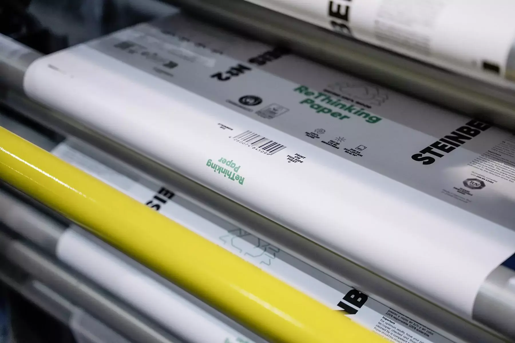 Bobina de papel reciclado 100 % en proceso de impresión industrial