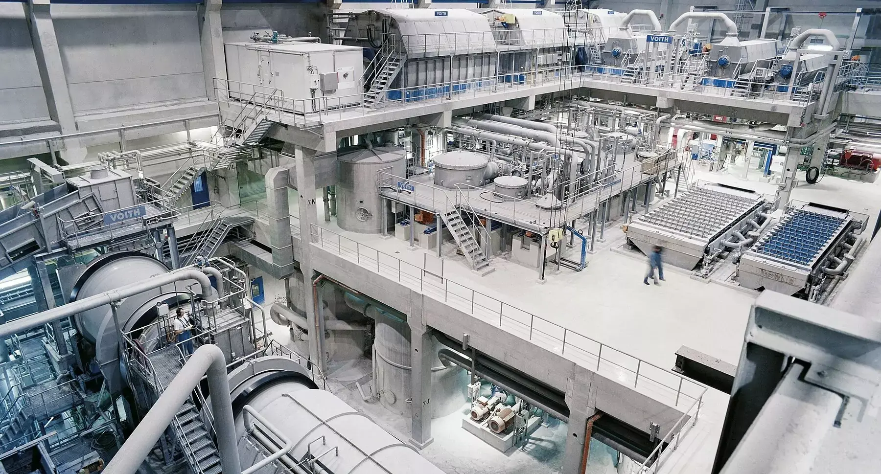 Planta industrial de fabricación de papel reciclado con maquinaria especializada