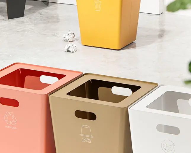 Papeleras metálicas de colores con pictogramas para reciclaje selectivo en oficina