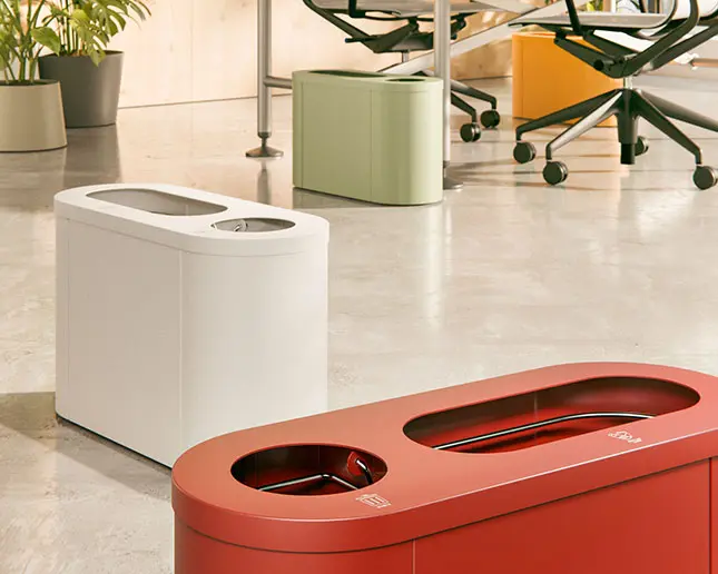 Papelera metálica doble de reciclaje en oficina moderna