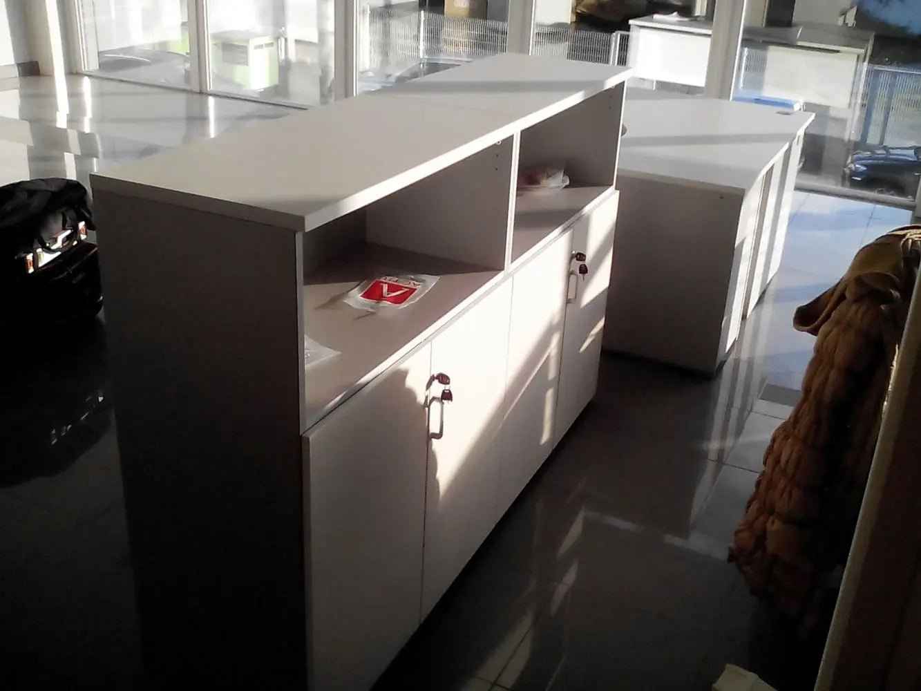 Armario bajo en blanco y gris