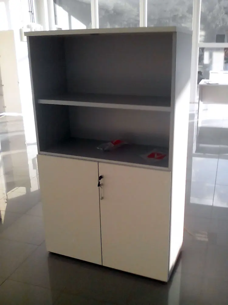 Armario medio en blanco y gris