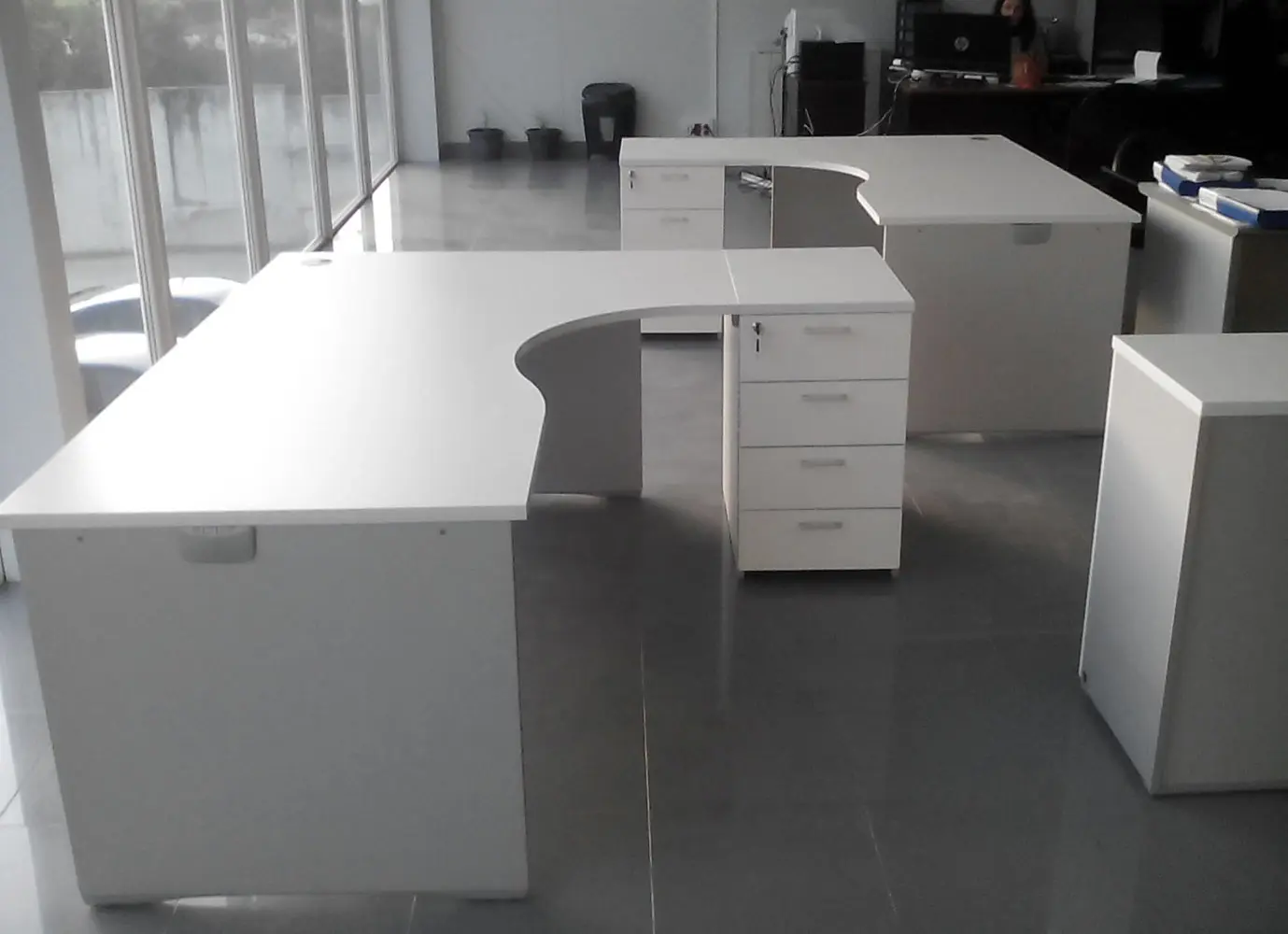 Mesas Ofimat conj estructura gris y superficie blanca