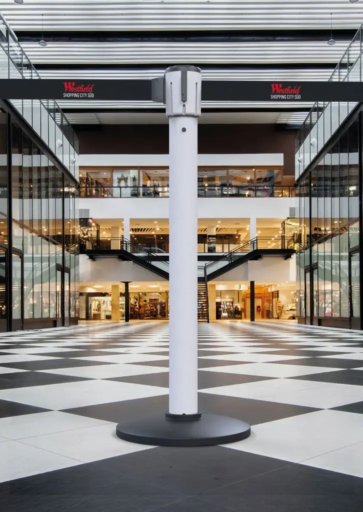 Poste separador en centro comercial