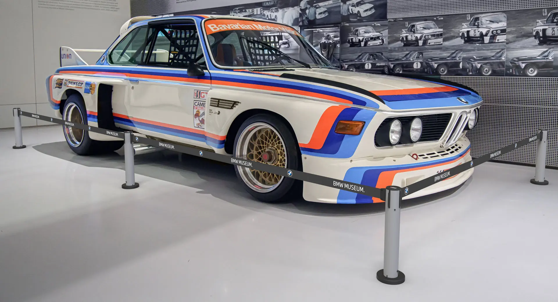 Poste separdor anclado al suelo en exposición permanente del museo BMW de München
