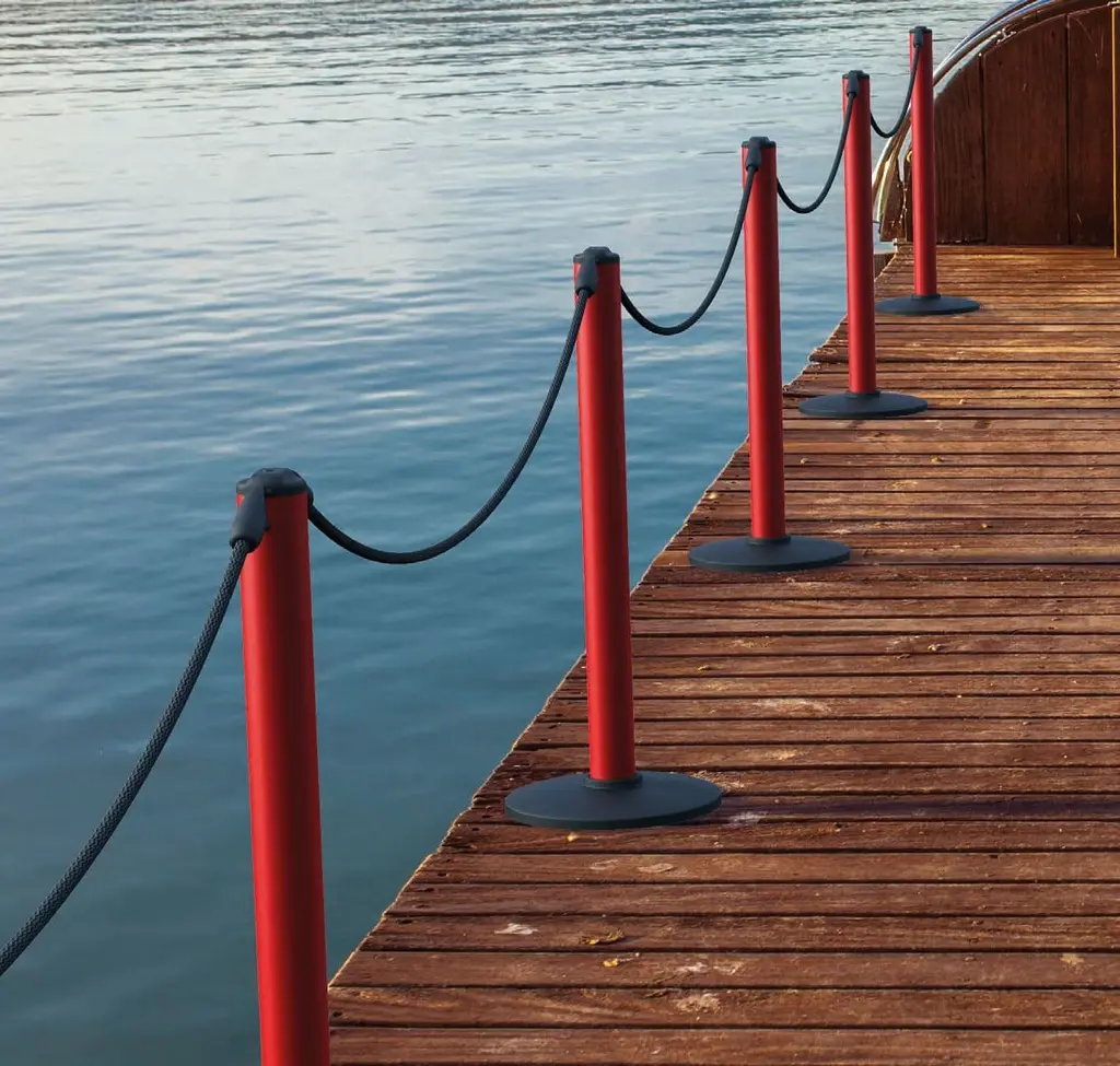 Poste Ecology con cuerda en puente para que la gente no se caiga