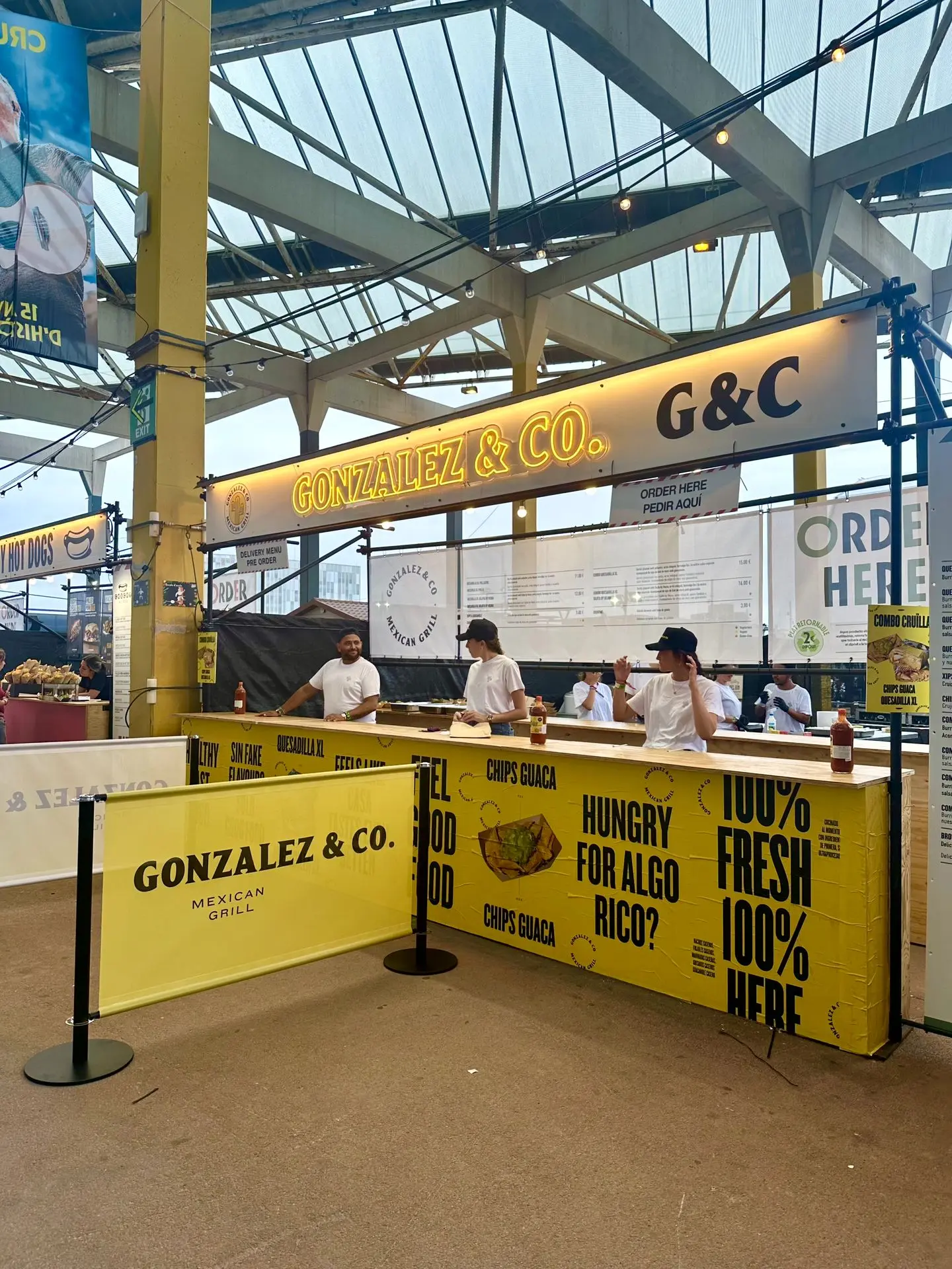 Instalación de postes con lona en Gonzalez & CO