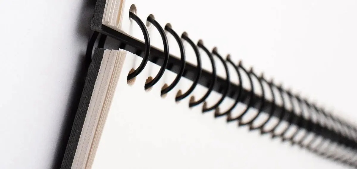 Libreta encuadernada con espiral metálico negro