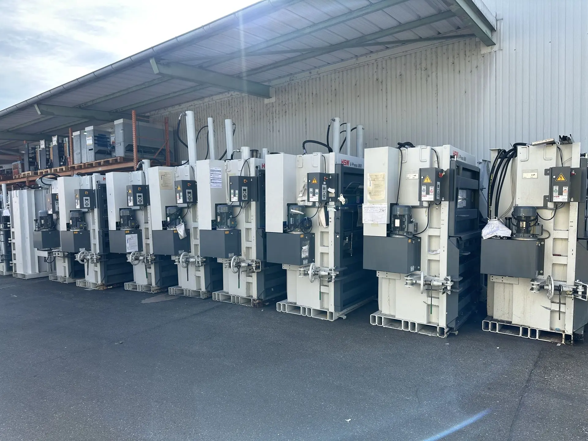 Prensas compactadoras verticales de cartón reacondicionadas listas para envío