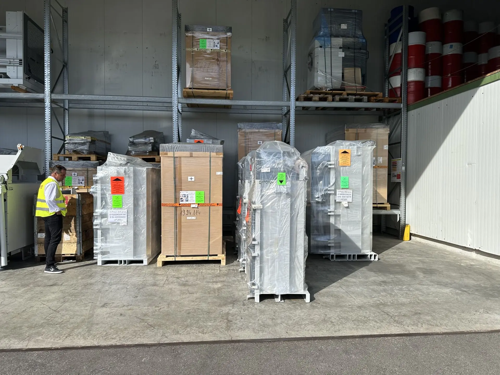 Operario revisando prensas compactadoras verticales