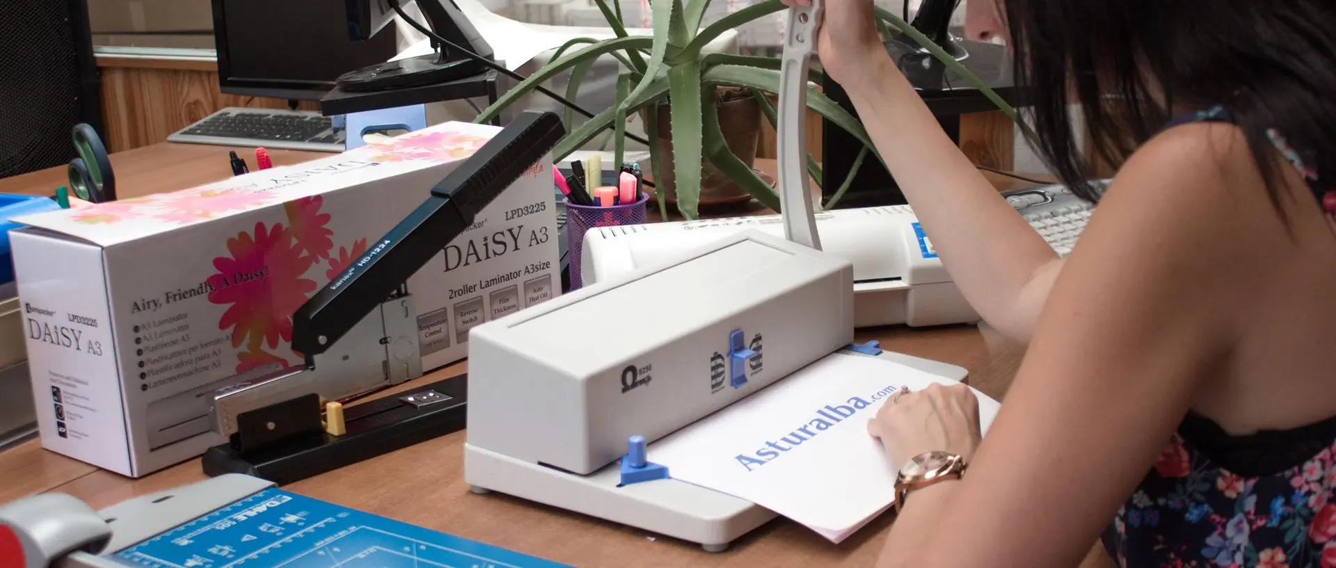 Jezabel Villanueva encuadernando con encuadernadora de espiral