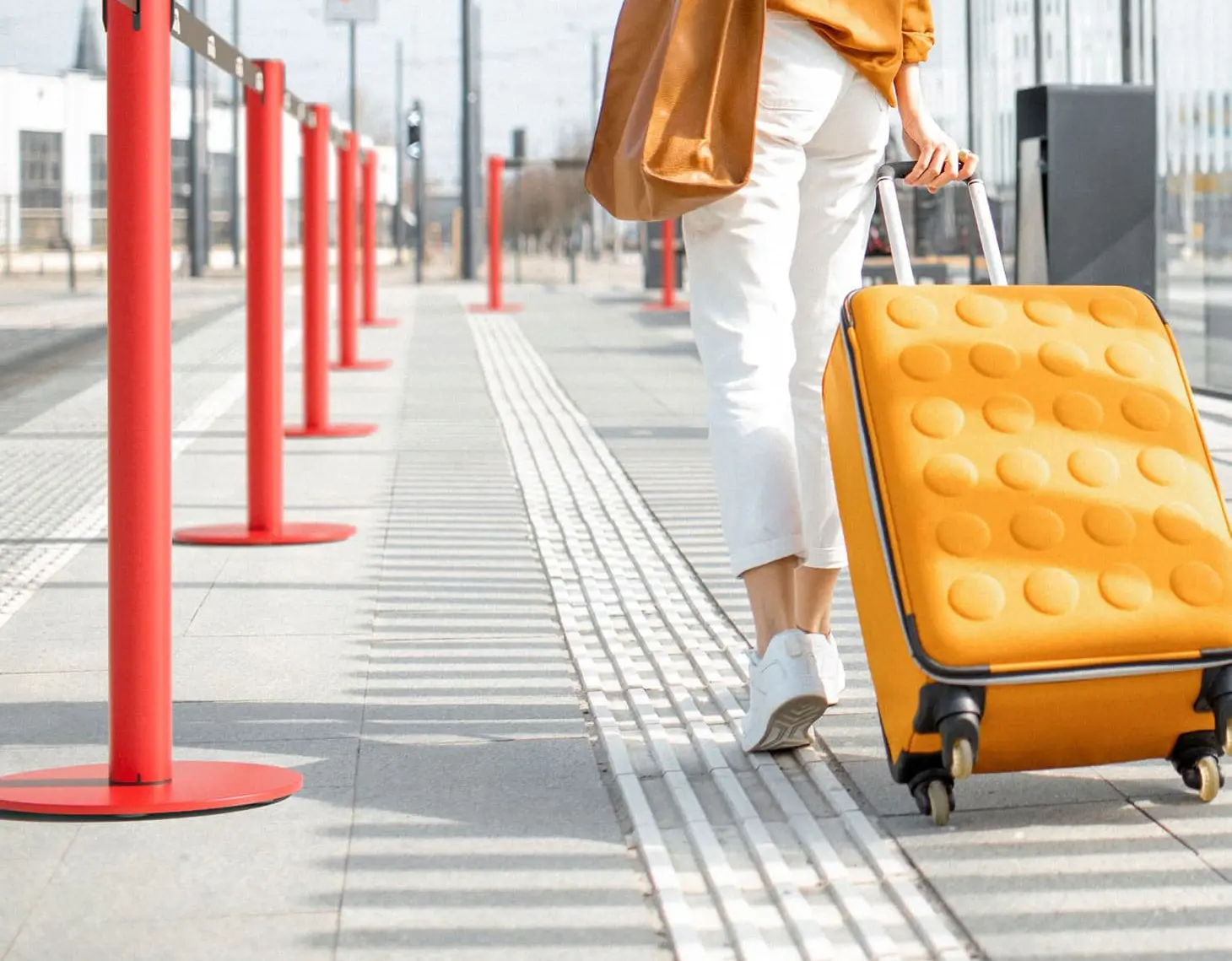 Chica con maleta en exteriores de aeropuerto