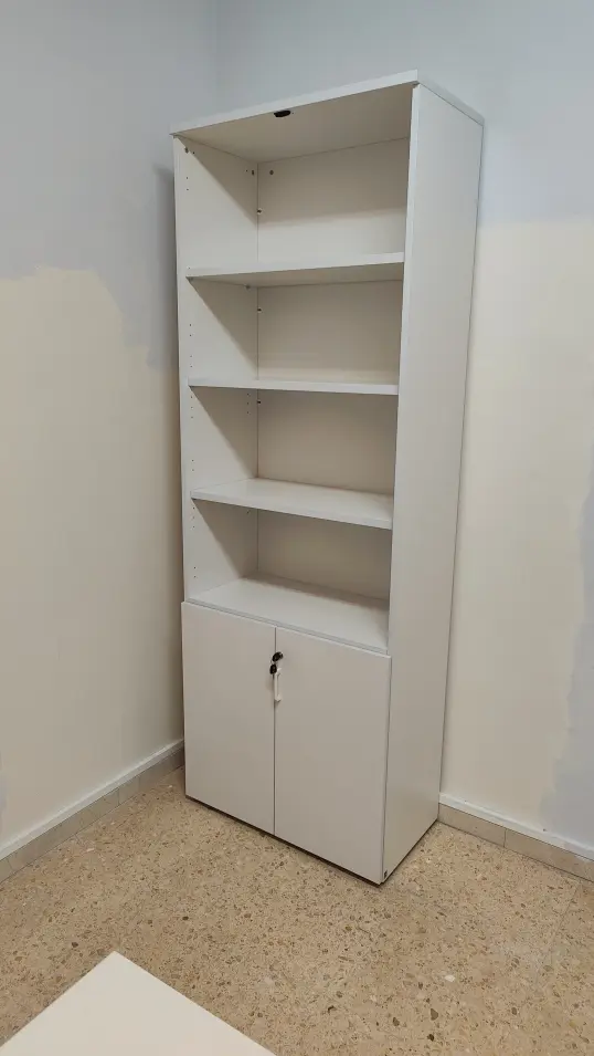 Armario de oficina blanco con puertas bajas Armario de oficina blanco con puertas bajas