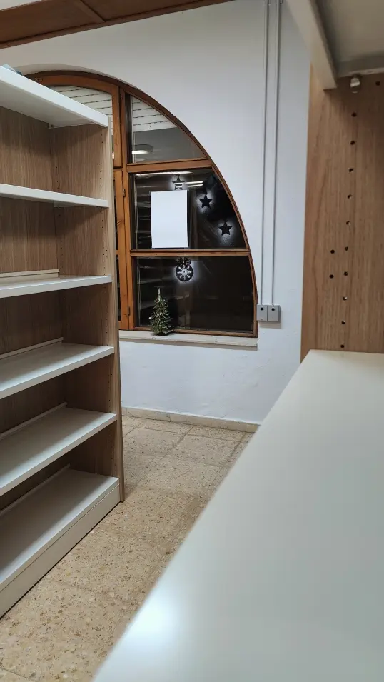 Estanterías vacías en biblioteca decorada para Navidad Estanterías vacías en biblioteca decorada para Navidad