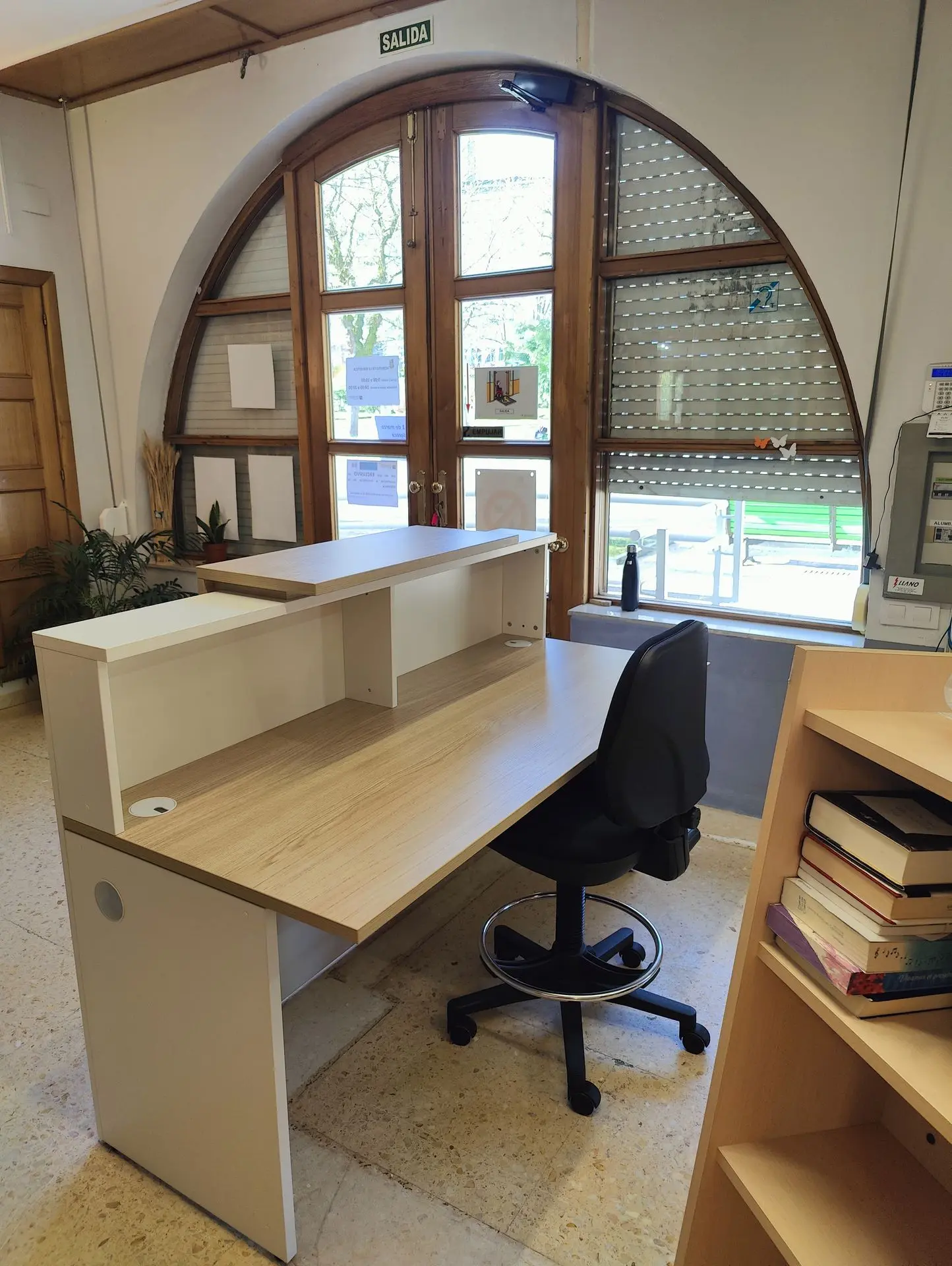 Mostrador Ofimat en blanco y acacia Mostrador Ofimat en blanco y acacia