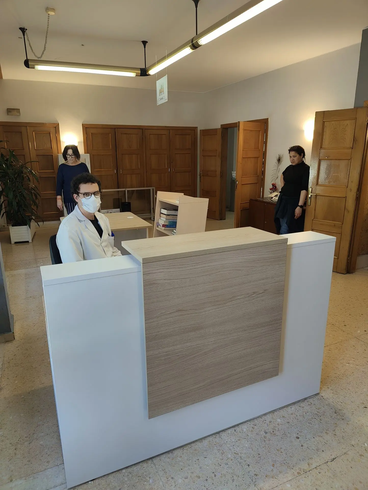 Mostrador Ofimat en blanco y acacia Mostrador Ofimat en blanco y acacia