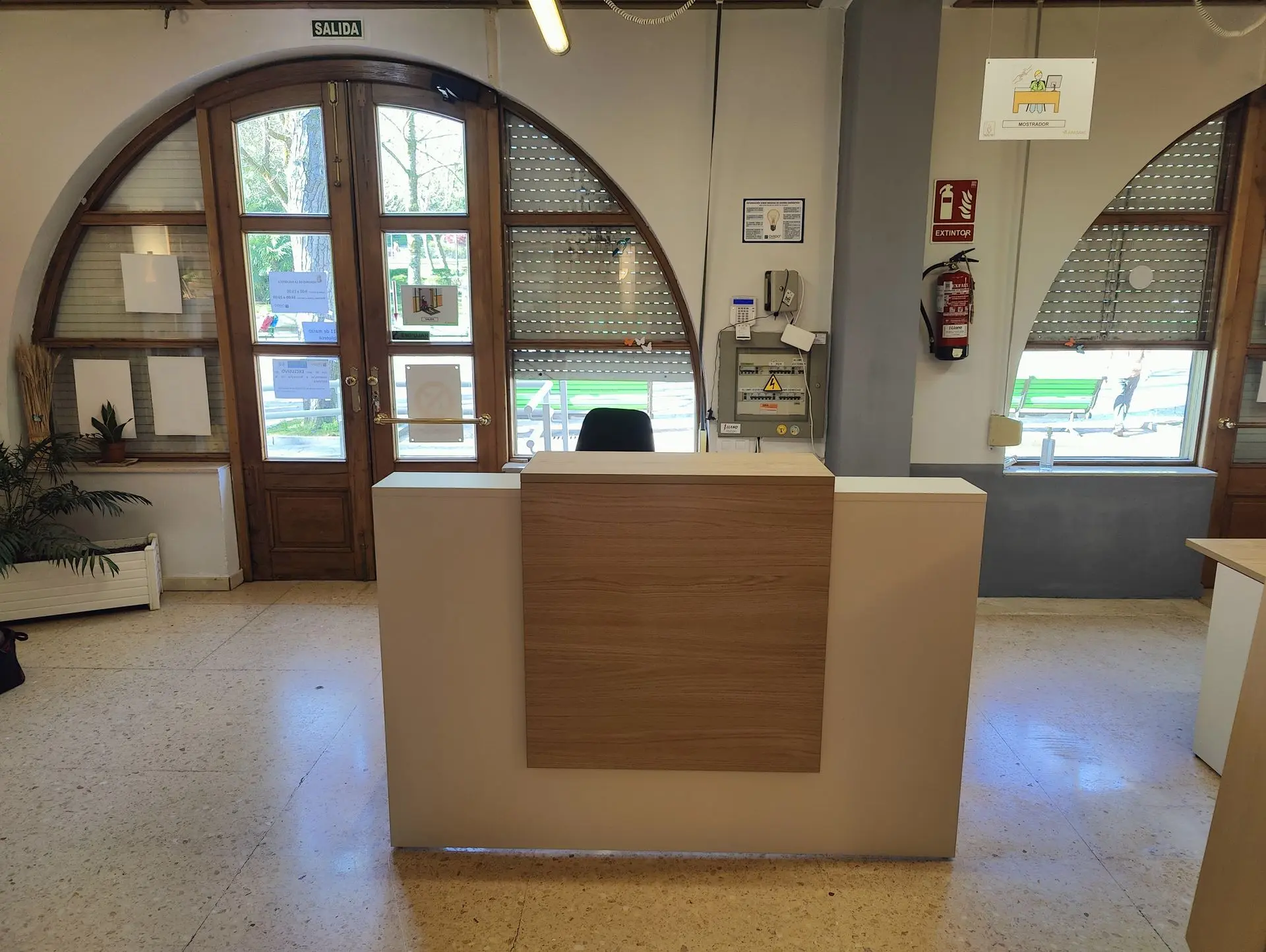 Mostrador Ofimat en blanco y acacia Mostrador Ofimat en blanco y acacia