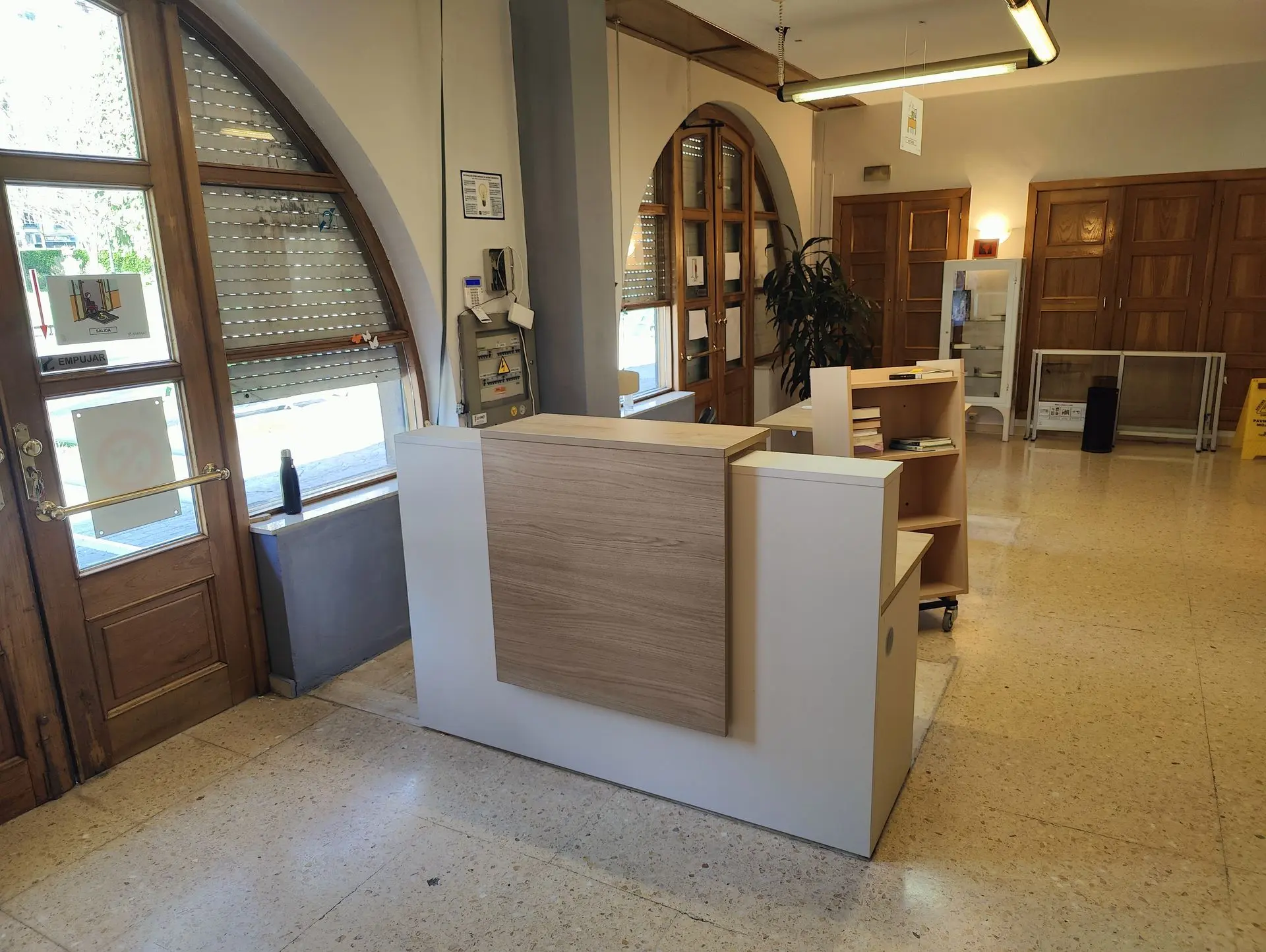 Mostrador Ofimat en blanco y acacia Mostrador Ofimat en blanco y acacia