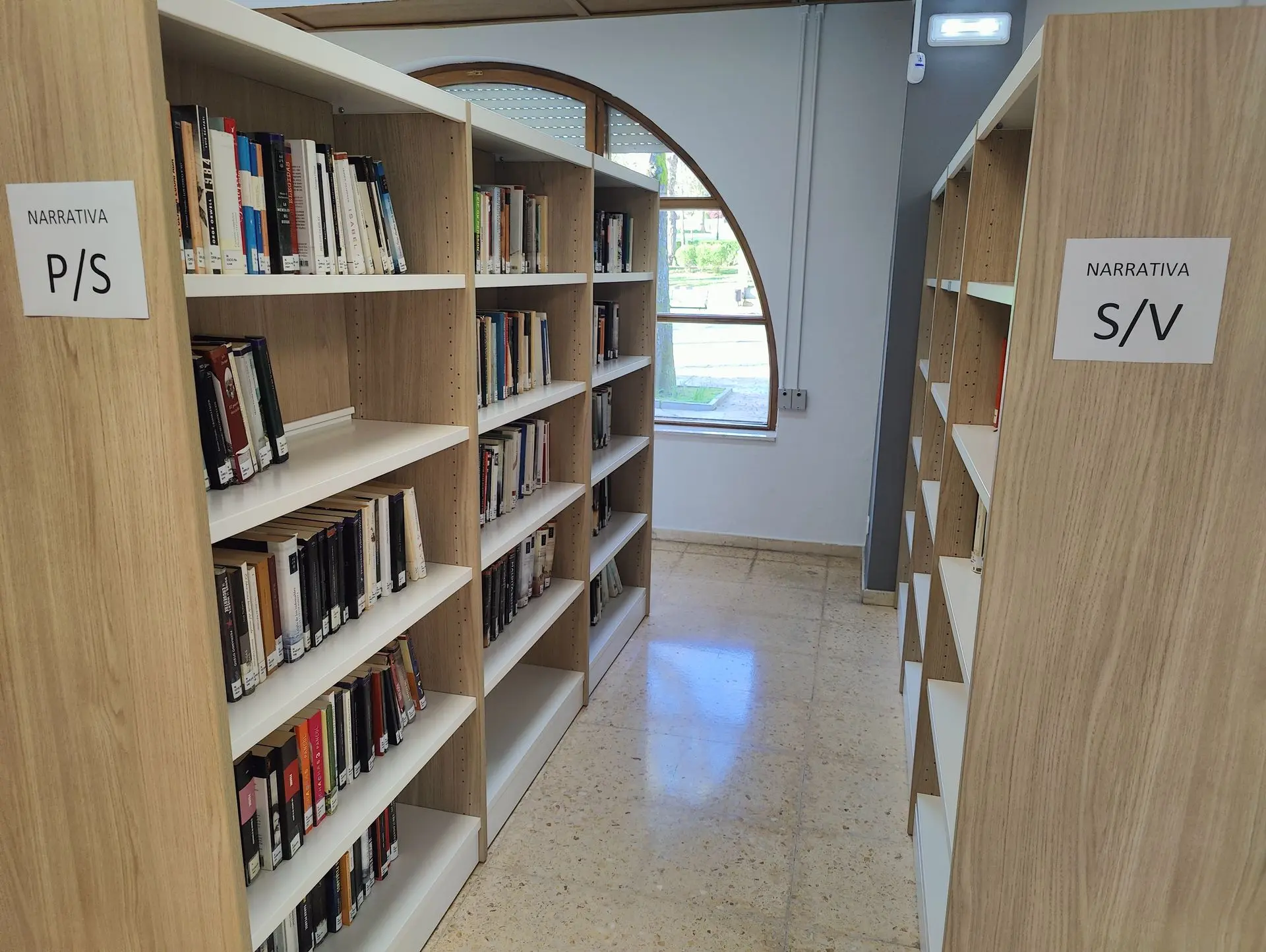 Estanterías para biblioteca Class en acabado acacia Estanterías para biblioteca Class en acabado acacia