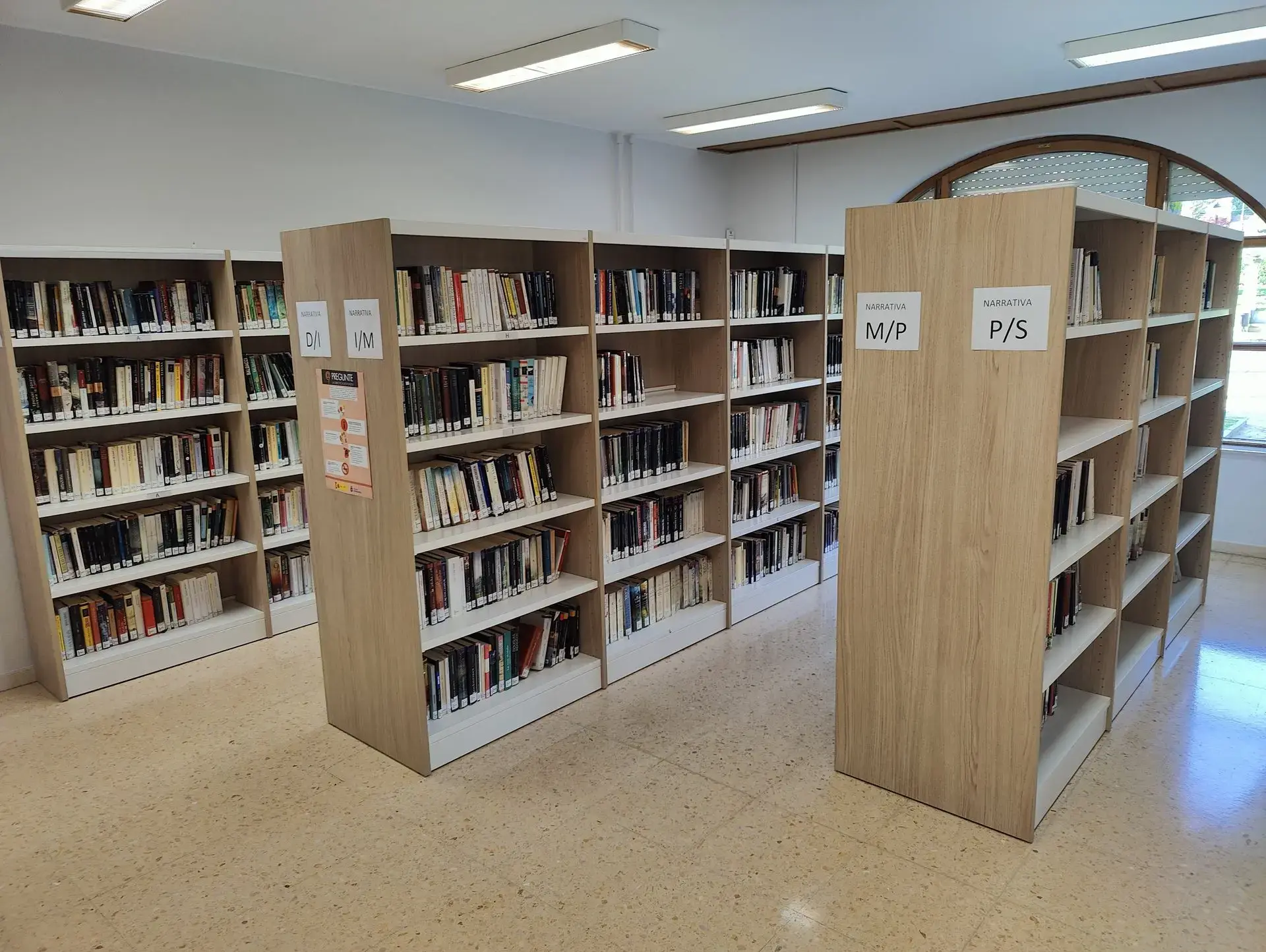 Estanterías para biblioteca Class en acabado acacia Estanterías para biblioteca Class en acabado acacia