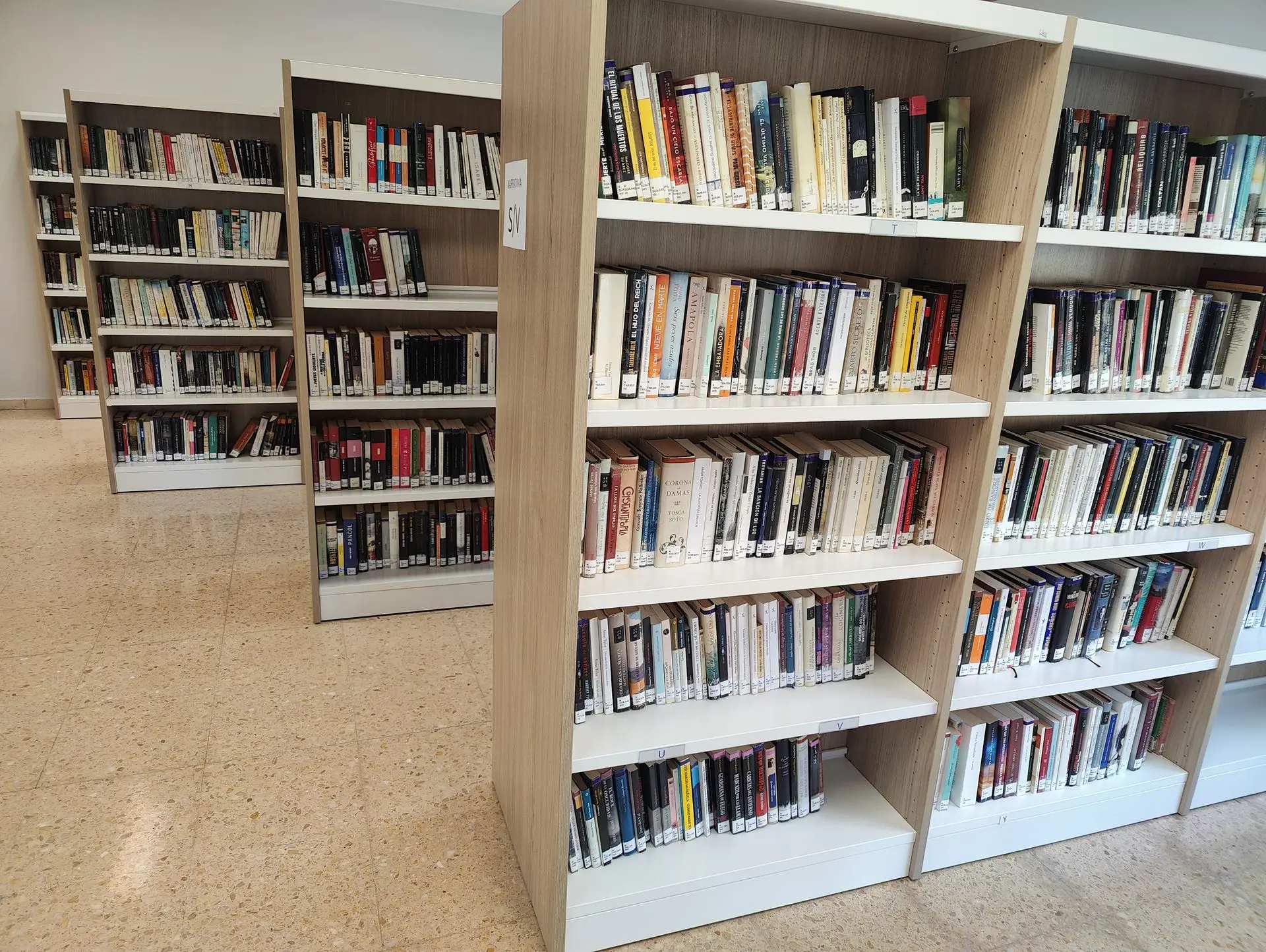 Estanterías instaladas en biblioteca La Granja de Oviedo